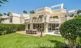 Villa mitoyenne de luxe entièrement rénovée, en première ligne de golf, à vendre à La Quinta, Marbella - Benahavís 804478 