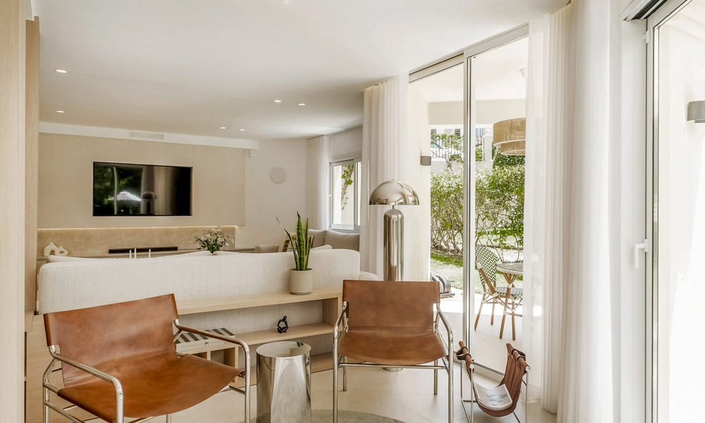 Villa mitoyenne de luxe entièrement rénovée, en première ligne de golf, à vendre à La Quinta, Marbella - Benahavís 804480