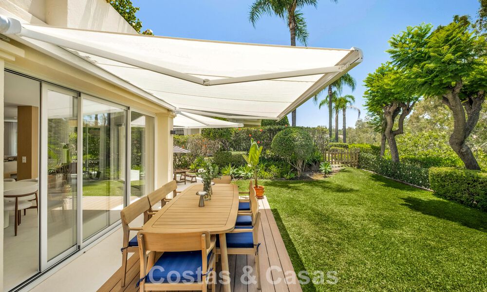 Villa mitoyenne de luxe entièrement rénovée, en première ligne de golf, à vendre à La Quinta, Marbella - Benahavís 804481