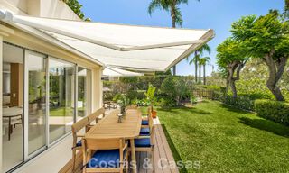 Villa mitoyenne de luxe entièrement rénovée, en première ligne de golf, à vendre à La Quinta, Marbella - Benahavís 804481 