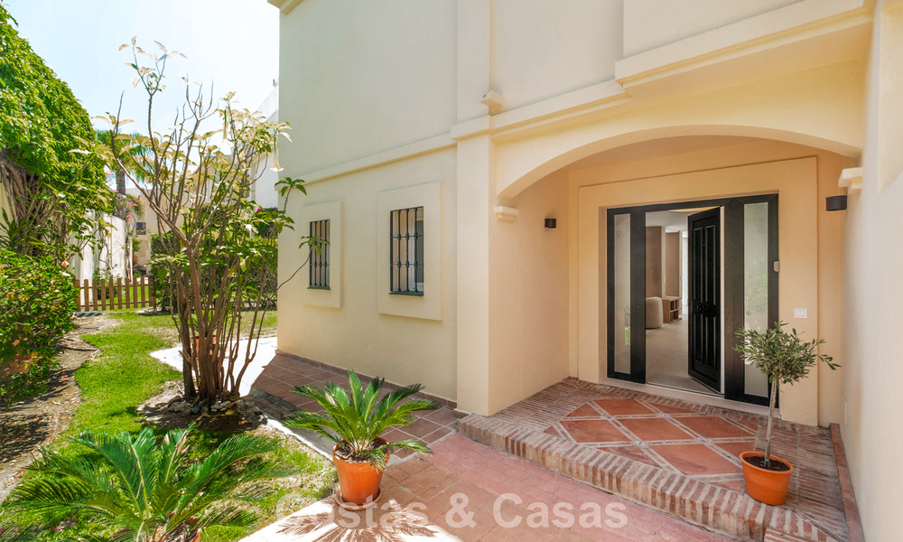 Villa mitoyenne de luxe entièrement rénovée, en première ligne de golf, à vendre à La Quinta, Marbella - Benahavís 804492