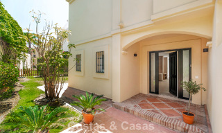 Villa mitoyenne de luxe entièrement rénovée, en première ligne de golf, à vendre à La Quinta, Marbella - Benahavís 804492 