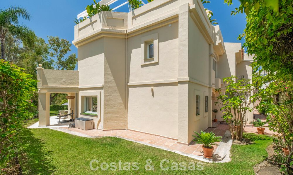Villa mitoyenne de luxe entièrement rénovée, en première ligne de golf, à vendre à La Quinta, Marbella - Benahavís 804493
