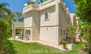 Villa mitoyenne de luxe entièrement rénovée, en première ligne de golf, à vendre à La Quinta, Marbella - Benahavís 804493 