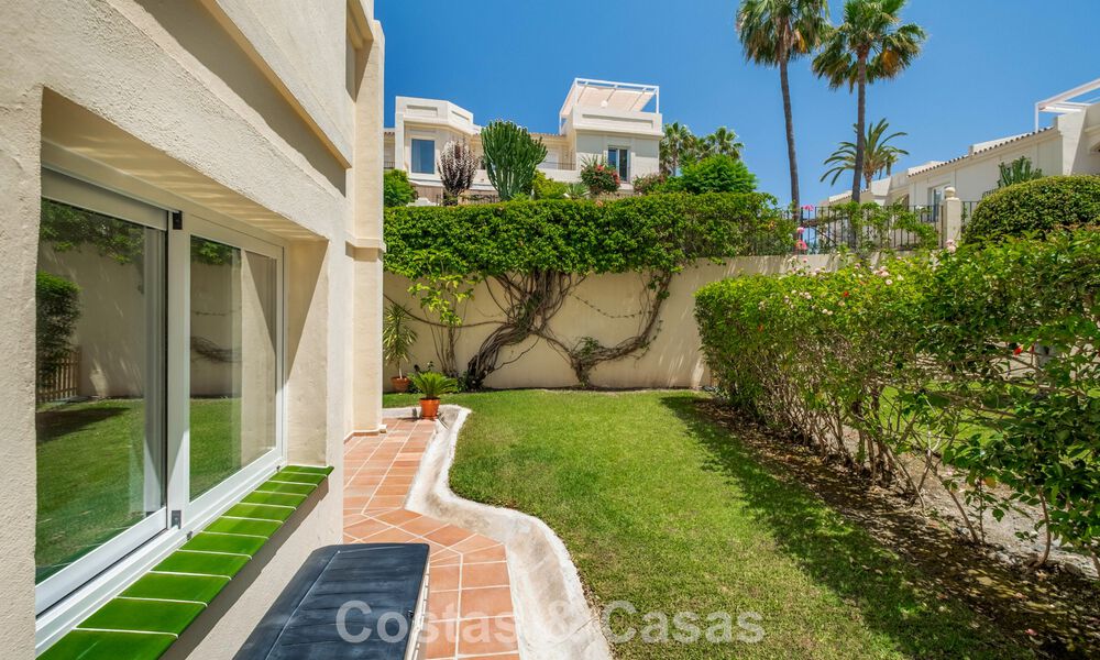 Villa mitoyenne de luxe entièrement rénovée, en première ligne de golf, à vendre à La Quinta, Marbella - Benahavís 804494
