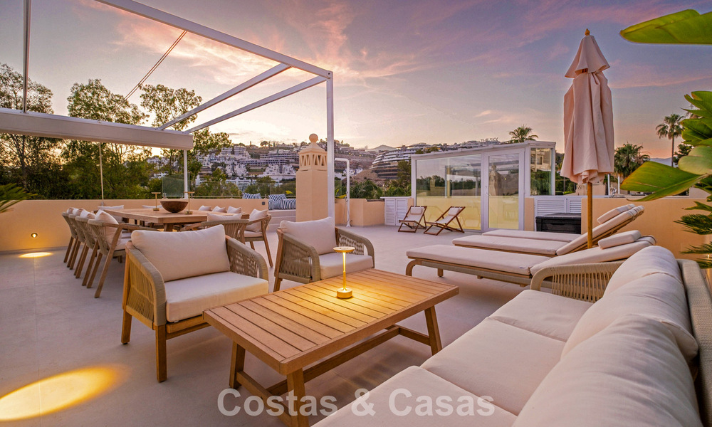 Villa mitoyenne de luxe entièrement rénovée, en première ligne de golf, à vendre à La Quinta, Marbella - Benahavís 804496