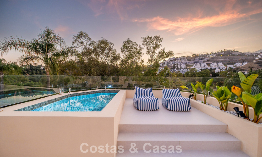 Villa mitoyenne de luxe entièrement rénovée, en première ligne de golf, à vendre à La Quinta, Marbella - Benahavís 804497