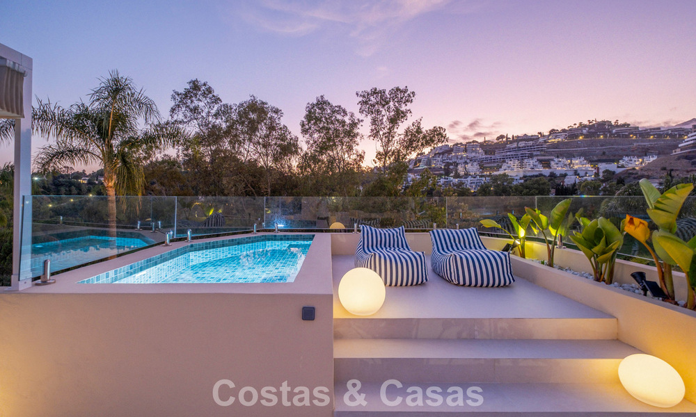 Villa mitoyenne de luxe entièrement rénovée, en première ligne de golf, à vendre à La Quinta, Marbella - Benahavís 804498