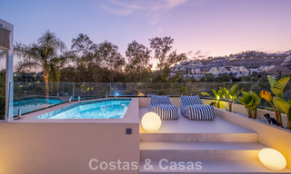Villa mitoyenne de luxe entièrement rénovée, en première ligne de golf, à vendre à La Quinta, Marbella - Benahavís 804498 