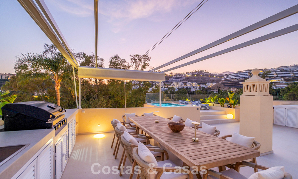 Villa mitoyenne de luxe entièrement rénovée, en première ligne de golf, à vendre à La Quinta, Marbella - Benahavís 804499
