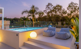 Villa mitoyenne de luxe entièrement rénovée, en première ligne de golf, à vendre à La Quinta, Marbella - Benahavís 804500 