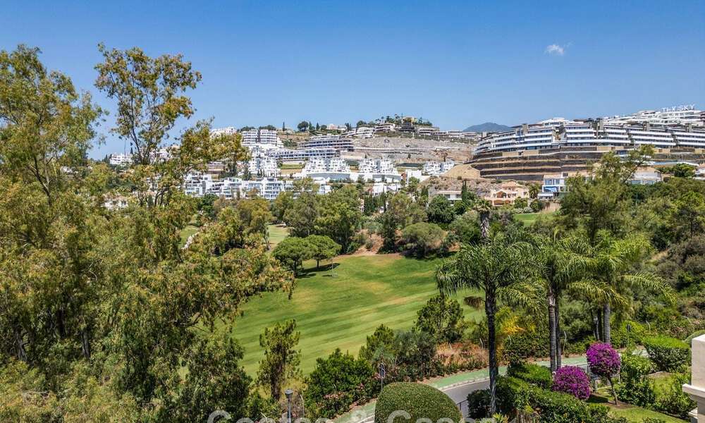 Villa mitoyenne de luxe entièrement rénovée, en première ligne de golf, à vendre à La Quinta, Marbella - Benahavís 804501