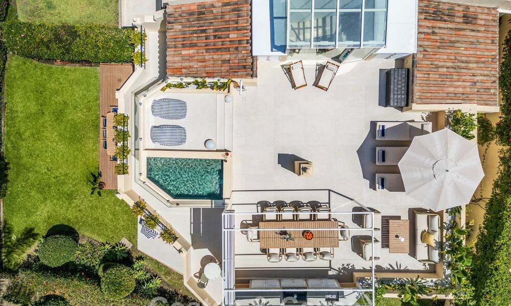 Villa mitoyenne de luxe entièrement rénovée, en première ligne de golf, à vendre à La Quinta, Marbella - Benahavís 804502