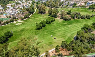 Villa mitoyenne de luxe entièrement rénovée, en première ligne de golf, à vendre à La Quinta, Marbella - Benahavís 804503 