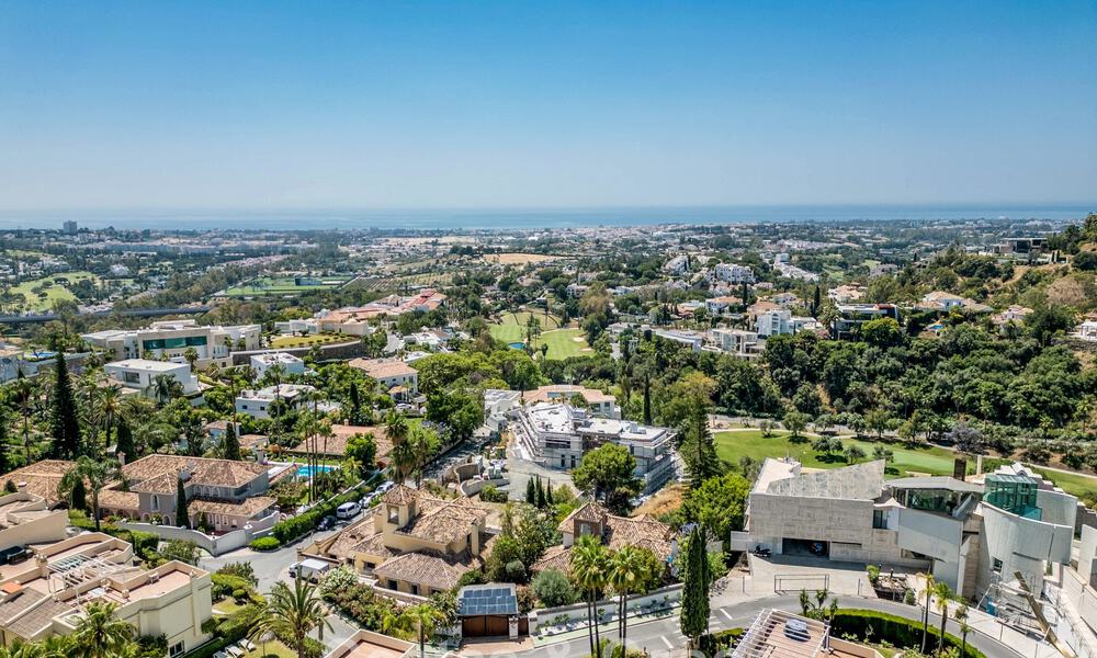 Villa mitoyenne de luxe entièrement rénovée, en première ligne de golf, à vendre à La Quinta, Marbella - Benahavís 804504
