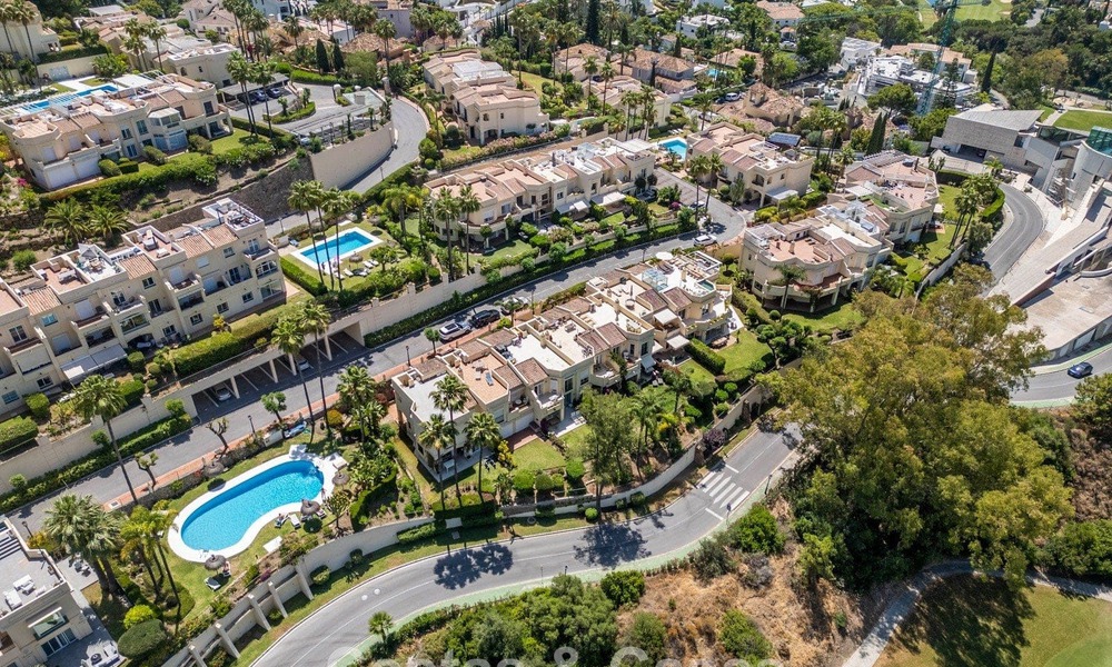 Villa mitoyenne de luxe entièrement rénovée, en première ligne de golf, à vendre à La Quinta, Marbella - Benahavís 804505