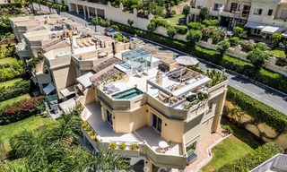 Villa mitoyenne de luxe entièrement rénovée, en première ligne de golf, à vendre à La Quinta, Marbella - Benahavís 804506 