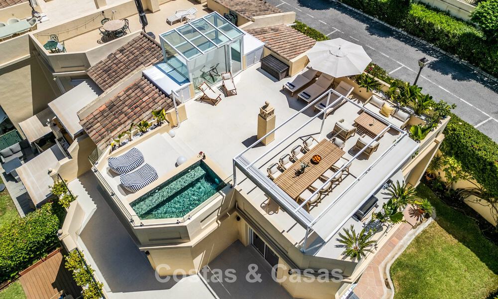 Villa mitoyenne de luxe entièrement rénovée, en première ligne de golf, à vendre à La Quinta, Marbella - Benahavís 804507
