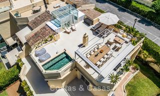 Villa mitoyenne de luxe entièrement rénovée, en première ligne de golf, à vendre à La Quinta, Marbella - Benahavís 804507 