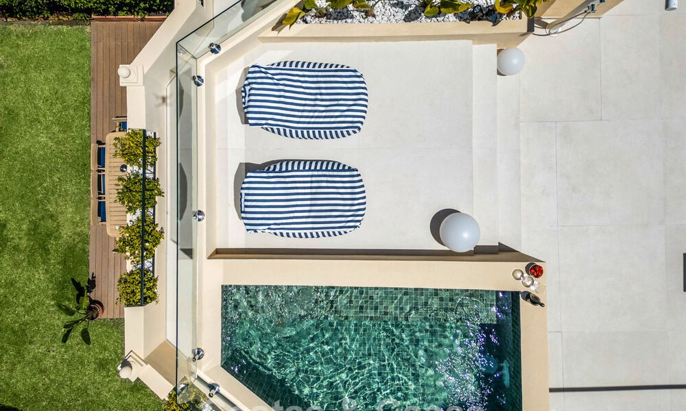 Villa mitoyenne de luxe entièrement rénovée, en première ligne de golf, à vendre à La Quinta, Marbella - Benahavís 804508