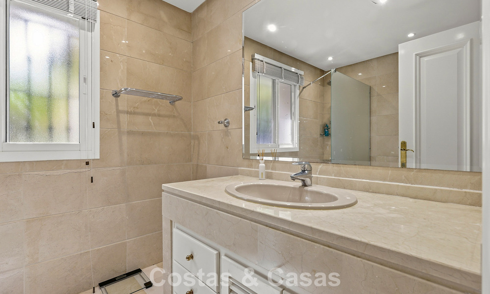 Appartement avec jardin privé à vendre à 50 mètres de la plage sur le New Golden Mile, entre Marbella et Estepona 804525