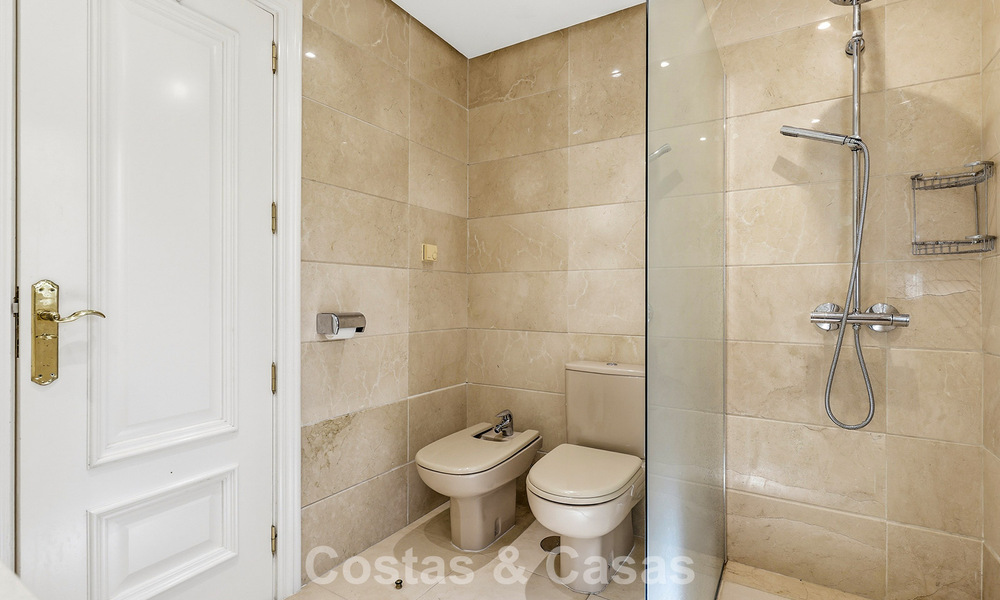 Appartement avec jardin privé à vendre à 50 mètres de la plage sur le New Golden Mile, entre Marbella et Estepona 804526