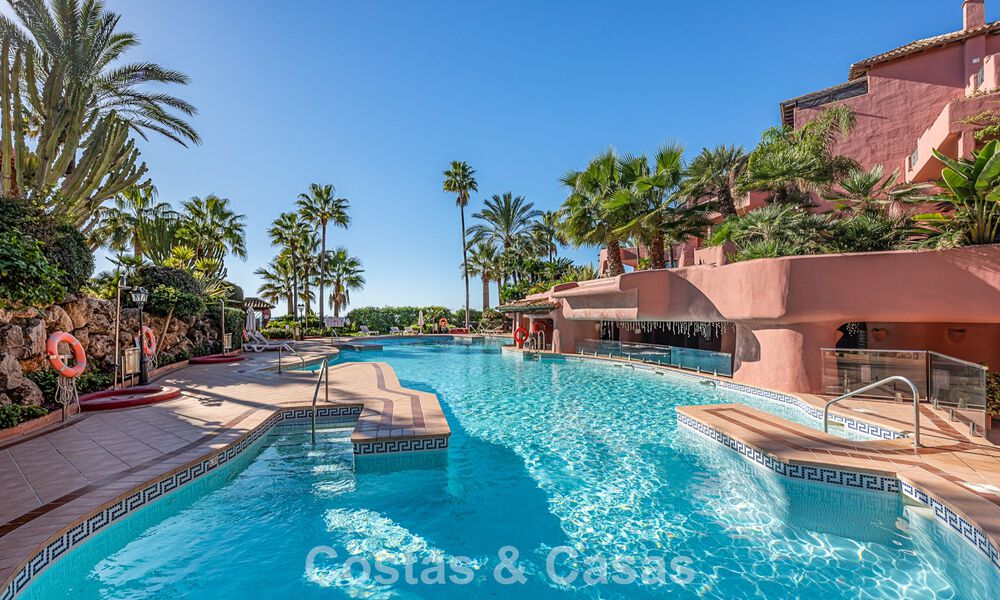 Appartement-jardin prestigieux à vendre dans une résidence en première ligne de plage entre Marbella et Estepona 804960