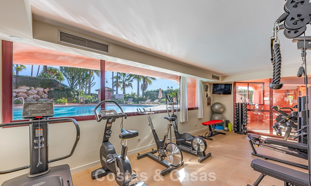 Appartement-jardin prestigieux à vendre dans une résidence en première ligne de plage entre Marbella et Estepona 804962