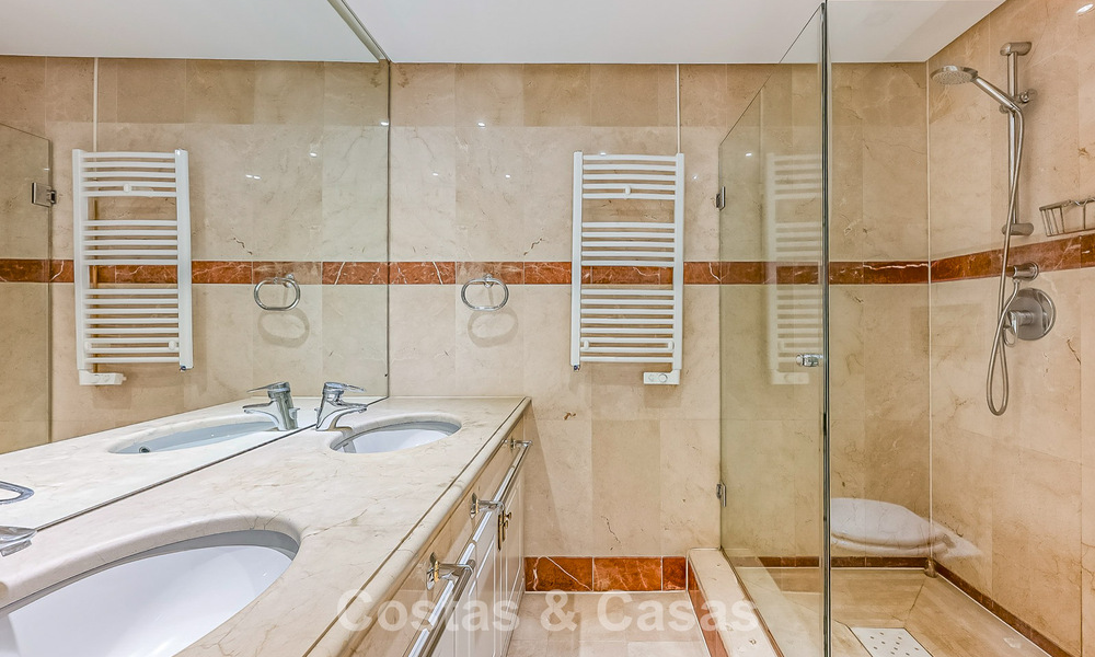 Appartement-jardin prestigieux à vendre dans une résidence en première ligne de plage entre Marbella et Estepona 804963