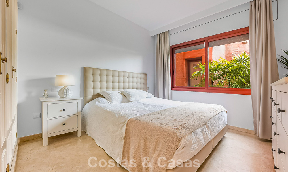 Appartement-jardin prestigieux à vendre dans une résidence en première ligne de plage entre Marbella et Estepona 804964