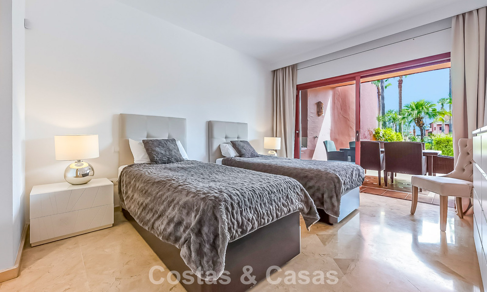 Appartement-jardin prestigieux à vendre dans une résidence en première ligne de plage entre Marbella et Estepona 804966