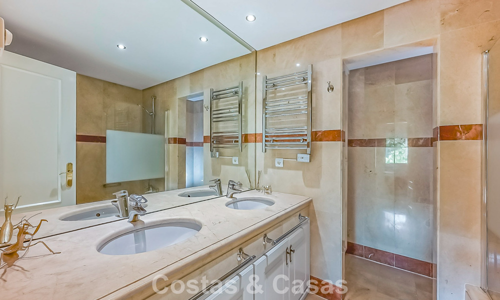 Appartement-jardin prestigieux à vendre dans une résidence en première ligne de plage entre Marbella et Estepona 804967