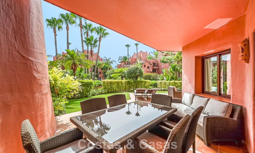 Appartement-jardin prestigieux à vendre dans une résidence en première ligne de plage entre Marbella et Estepona 804968