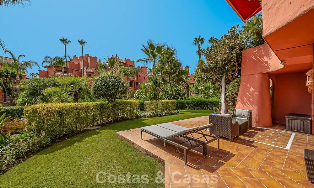 Appartement-jardin prestigieux à vendre dans une résidence en première ligne de plage entre Marbella et Estepona 804969