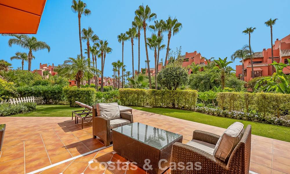 Appartement-jardin prestigieux à vendre dans une résidence en première ligne de plage entre Marbella et Estepona 804970