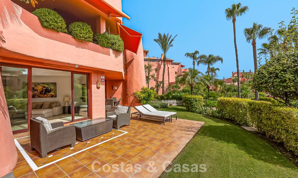 Appartement-jardin prestigieux à vendre dans une résidence en première ligne de plage entre Marbella et Estepona 804971