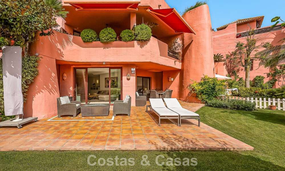 Appartement-jardin prestigieux à vendre dans une résidence en première ligne de plage entre Marbella et Estepona 804973