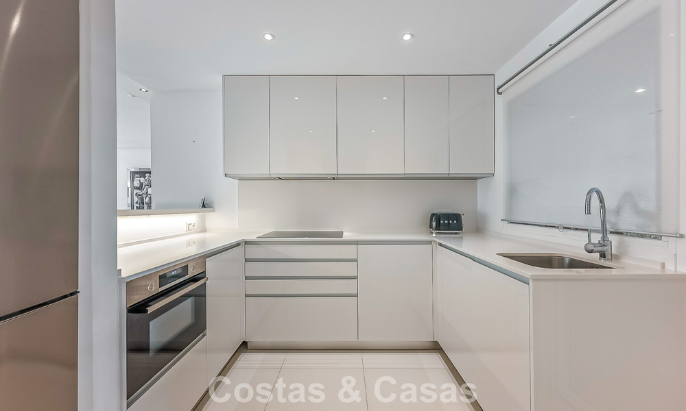 Appartement-jardin prestigieux à vendre dans une résidence en première ligne de plage entre Marbella et Estepona 804974