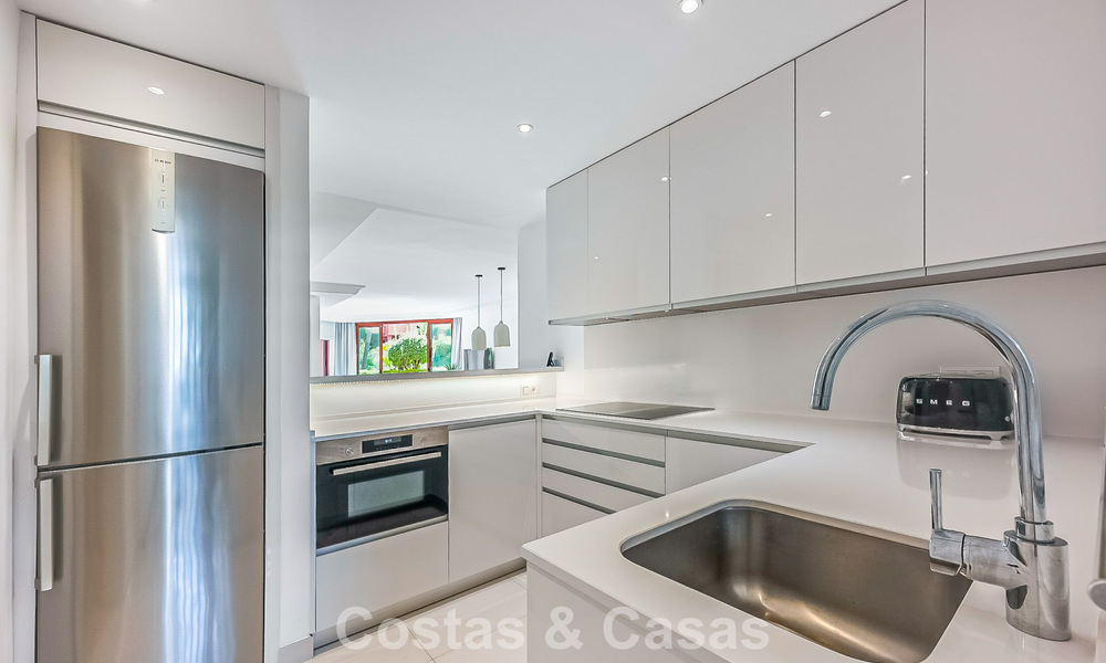 Appartement-jardin prestigieux à vendre dans une résidence en première ligne de plage entre Marbella et Estepona 804975