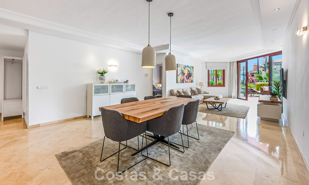 Appartement-jardin prestigieux à vendre dans une résidence en première ligne de plage entre Marbella et Estepona 804976