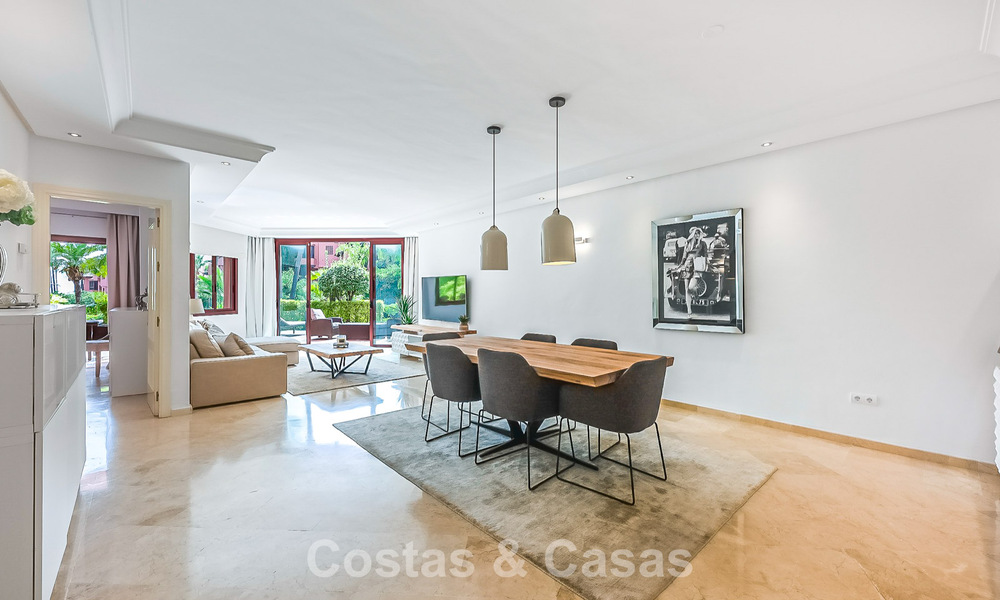 Appartement-jardin prestigieux à vendre dans une résidence en première ligne de plage entre Marbella et Estepona 804977