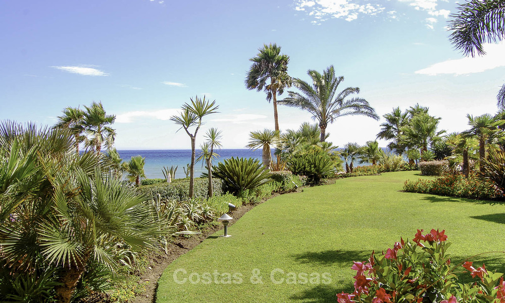 Appartement-jardin prestigieux à vendre dans une résidence en première ligne de plage entre Marbella et Estepona 805000