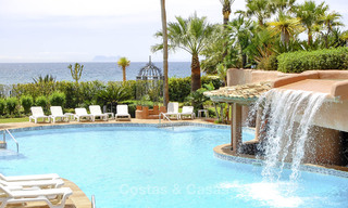 Appartement-jardin prestigieux à vendre dans une résidence en première ligne de plage entre Marbella et Estepona 805001 