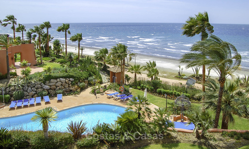 Appartement-jardin prestigieux à vendre dans une résidence en première ligne de plage entre Marbella et Estepona 805003