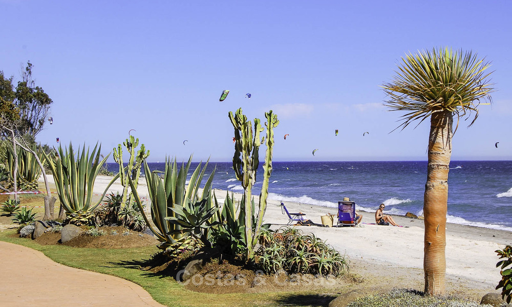 Appartement-jardin prestigieux à vendre dans une résidence en première ligne de plage entre Marbella et Estepona 805005