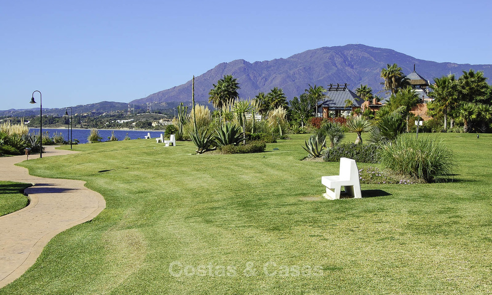Appartement-jardin prestigieux à vendre dans une résidence en première ligne de plage entre Marbella et Estepona 805007