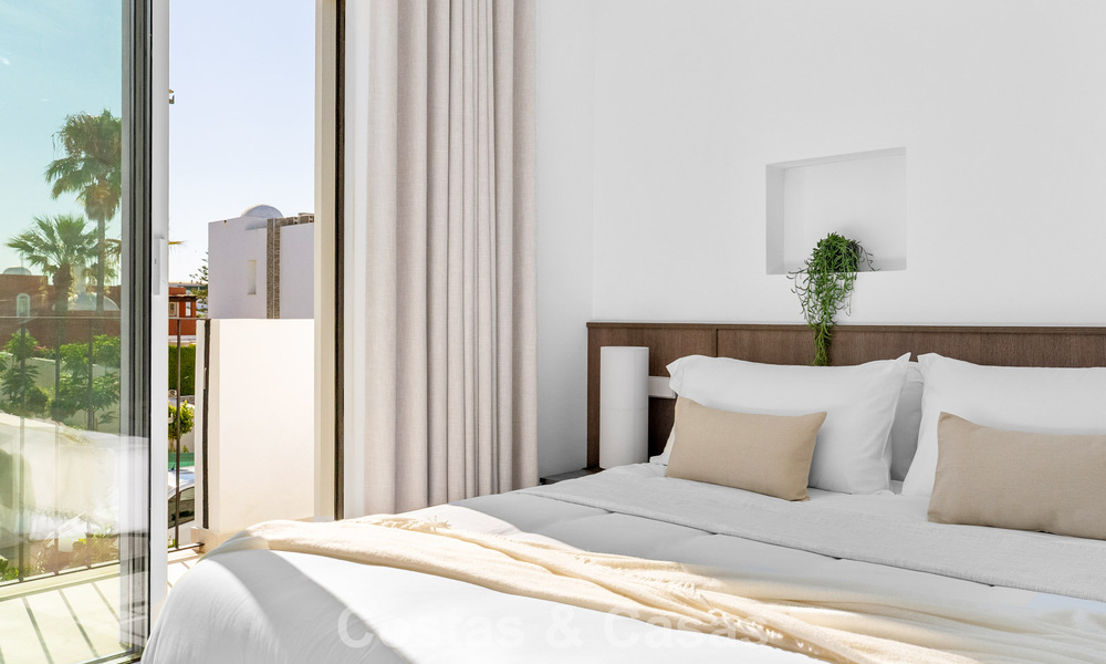 Élégante maison mitoyenne rénovée avec piscine privée à vendre à Nueva Andalucía, Marbella 804901