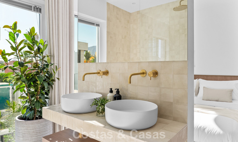 Élégante maison mitoyenne rénovée avec piscine privée à vendre à Nueva Andalucía, Marbella 804902