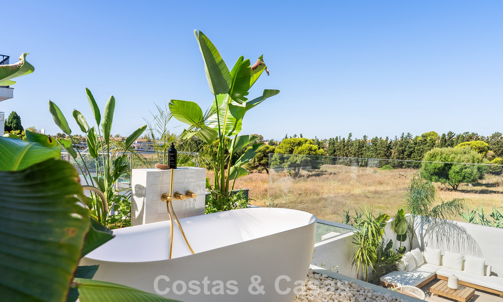 Élégante maison mitoyenne rénovée avec piscine privée à vendre à Nueva Andalucía, Marbella 804913