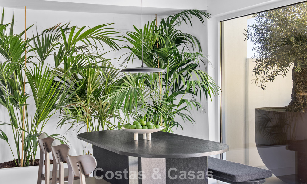 Élégante maison mitoyenne rénovée avec piscine privée à vendre à Nueva Andalucía, Marbella 804915